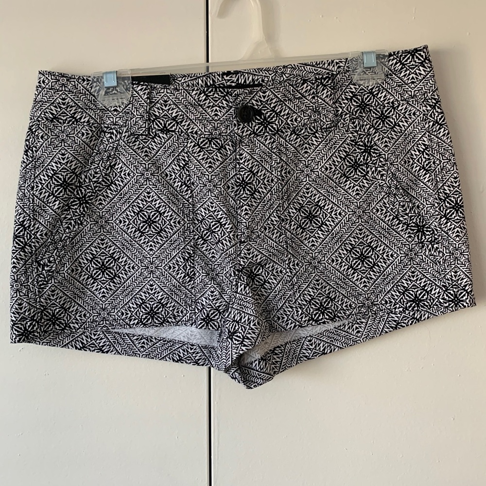 Banana Republic black/white pattern shorts